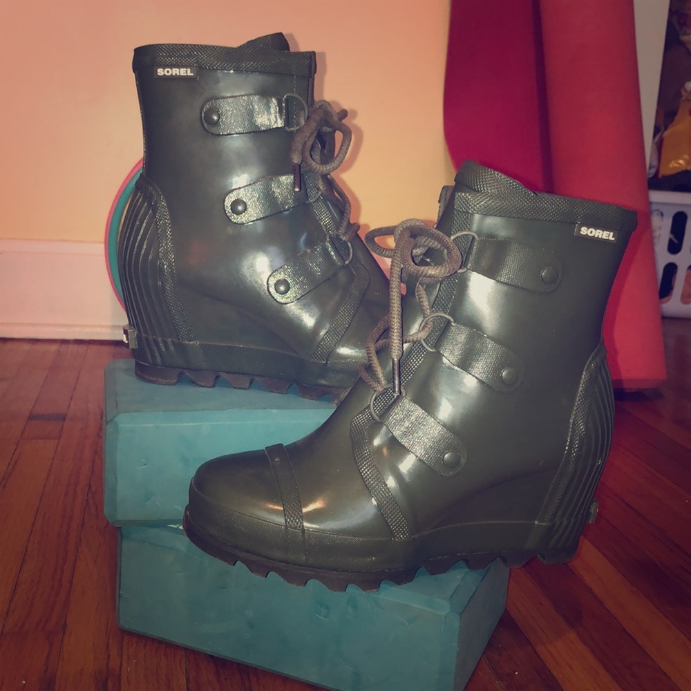 Size 8.5 Hunter green Sorel rain boots.
